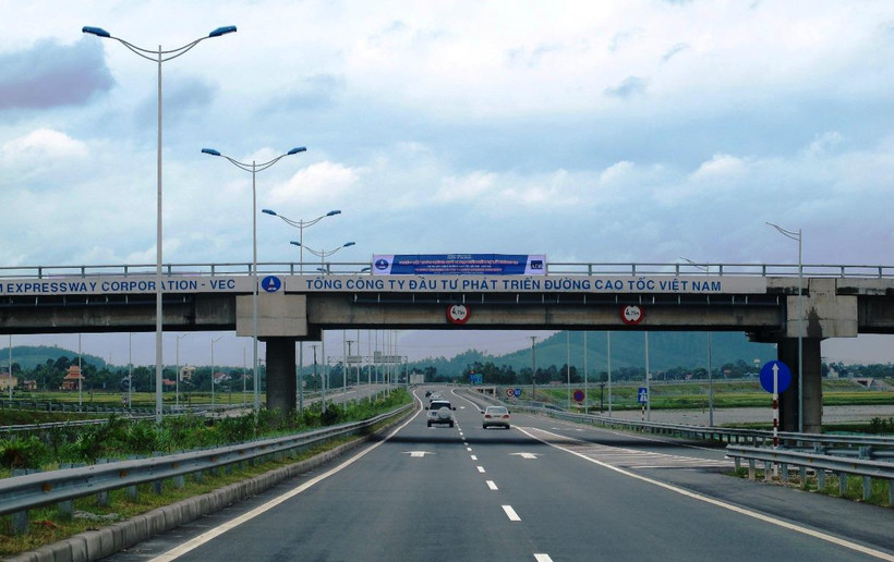 Phương tiện lưu thông trên tuyến đường cao tốc Nội Bài-Lào Cai. (Ảnh: Việt Hùng/Vietnam+)