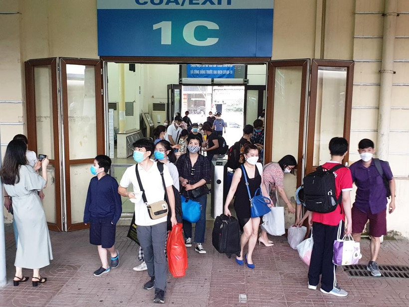 Hành khách đi tàu trong dịp nghỉ lễ 30/4-1/5/2022. (Ảnh: CTV/Vietnam+)