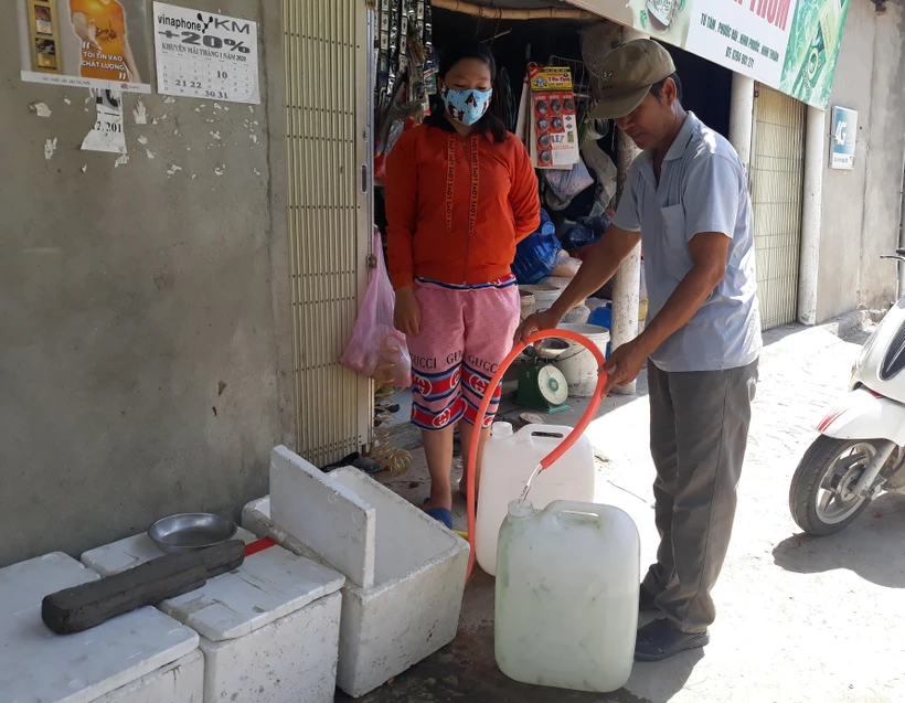 Người dân thôn Từ Tâm 1 (xã Phước Hải, huyện Ninh Phước) phải đi mua nước để về sử dụng trong mùa khô hạn 2020. (Ảnh: Nguyễn Thành/TTXVN)