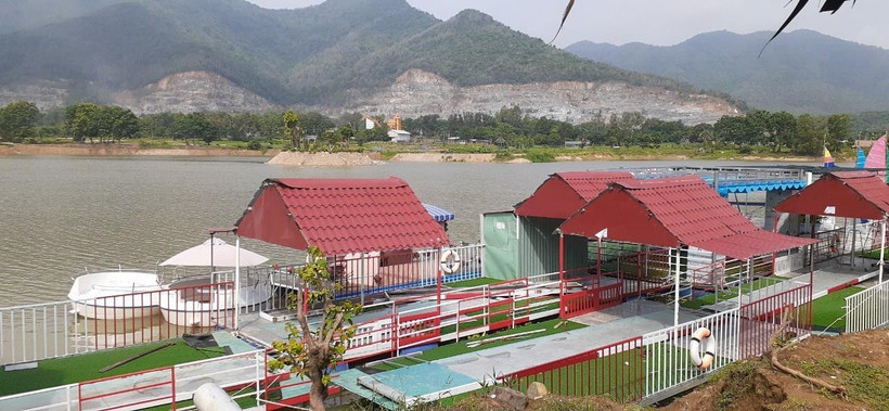 Hệ thống nhà phao nổi để du khách chụp ảnh, ăn uống được xây dựng trên hồ Suối Đá cũng vẫn còn nguyên vẹn. (Ảnh: Hoàng Nhị/TTXVN)