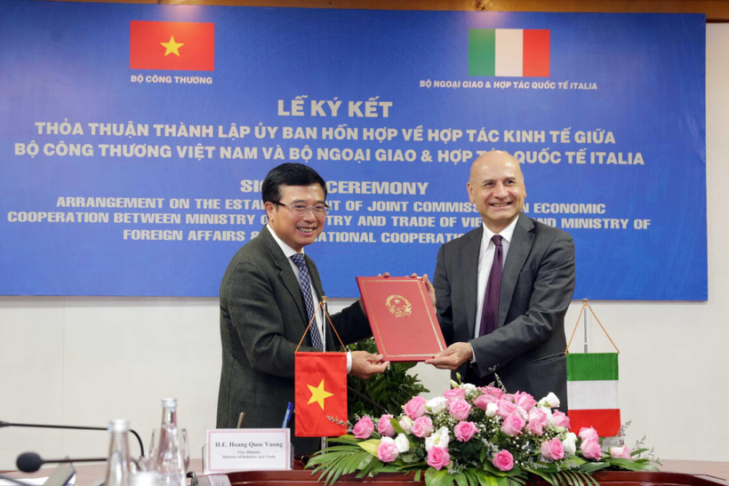 Thứ trưởng Bộ Công Thương Hoàng Quốc Vượng trao bản ký kết thỏa thuận cho Đại sứ Italy tại Việt Nam Antonio Alessandro. (Ảnh: Trần Việt/TTXVN)