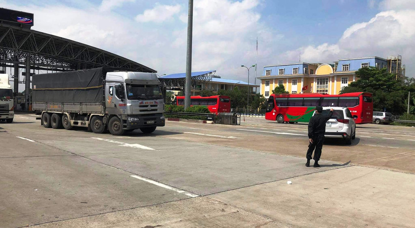 Chốt kiểm soát dịch COVID-19 đối với người và phương tiện ra vào thành phố Hà Nội. (Ảnh: CTV/Vietnam+)