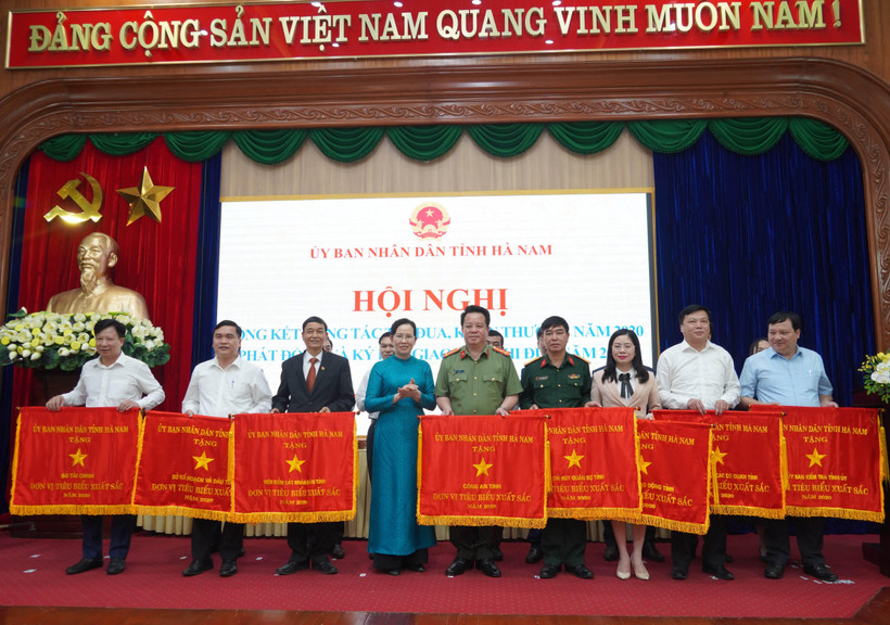 Khen thưởng các tập thể, cá nhân có thành tích xuất sắc trong các phòng trào thi đua. (Ảnh: Thanh Tuấn/TTXVN)