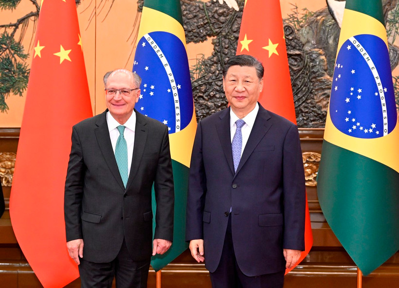 Chủ tịch Trung Quốc Tập Cận Bình (phải) tiếp Phó Tổng thống Brazil Geraldo Alckmin tại Bắc Kinh, ngày 7/6/2024. (Ảnh: THX/TTXVN)