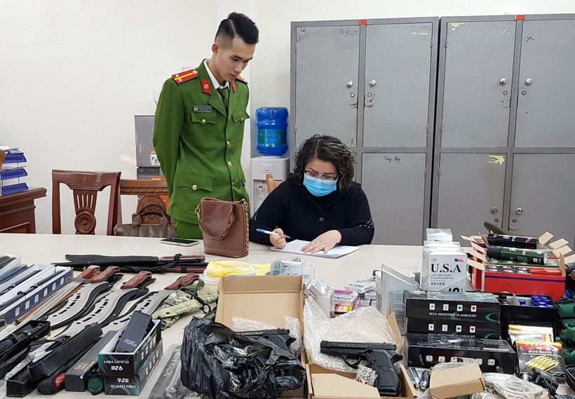 Một đối tượng tàng trữ và kinh doanh vũ khí thô sơ, công cụ hỗ trợ tại cơ quan điều tra Công an thành phố Lạng Sơn. (Ảnh: Thái Thuần/TTXVN)