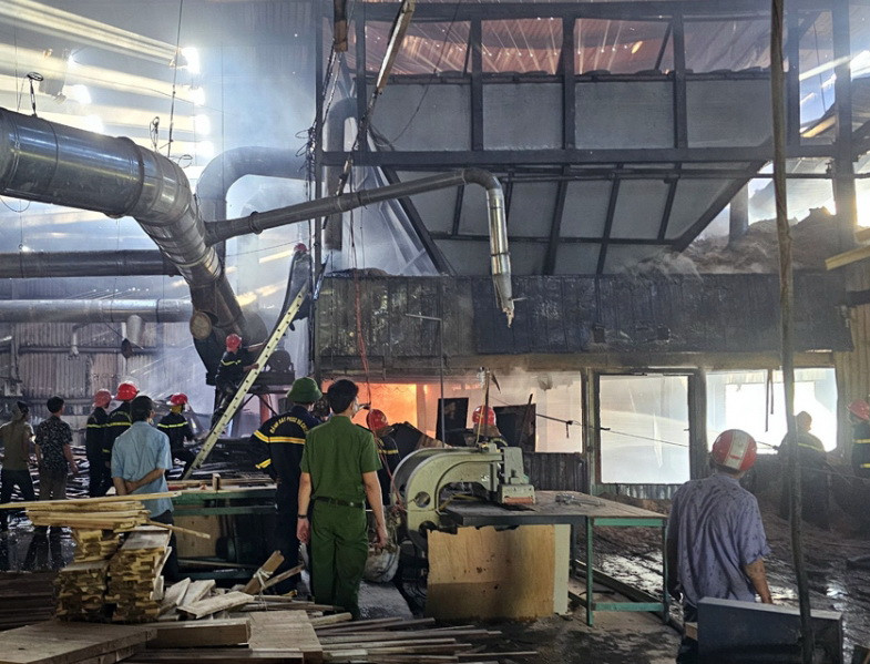 Hiện trường nhà xưởng bị lửa thiêu rụi. (Nguồn: VOV)