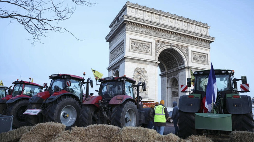Nông dân chặn giao thông trên đại lộ Champs-Elysees bằng máy kéo và các cuộn cỏ khô. (Ảnh: AFP)