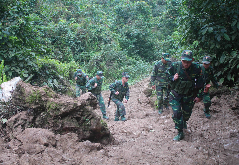 Bộ đội biên phòng Quang Long (Cao Bằng) trên đường tuần tra đường biên, mốc giới. (Ảnh: Chu Hiệu/TTXVN)