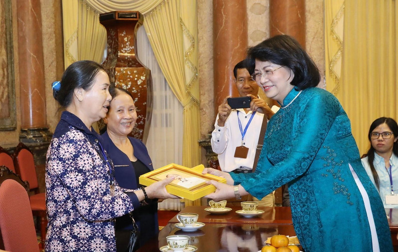 Phó Chủ tịch nước Đặng Thị Ngọc Thịnh tặng ảnh chân dung Chủ tịch Hồ Chí Minh cho các đại biểu. (Ảnh: Văn Điệp/TXVN)