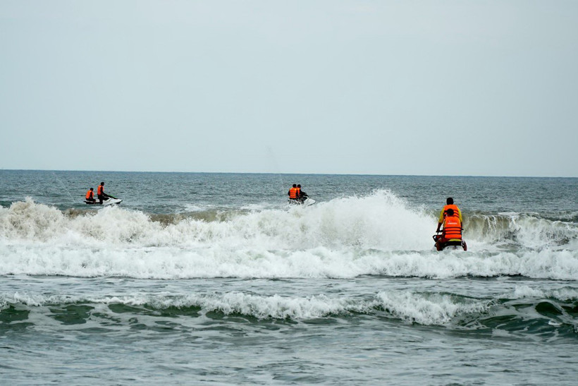 Lực lượng tìm kiếm cứu nạn khẩn trương tìm kiếm nạn nhân mất tích tại bãi tắm Sao Biển, Đà Nẵng. (Ảnh: Quốc Dũng/TTXVN)