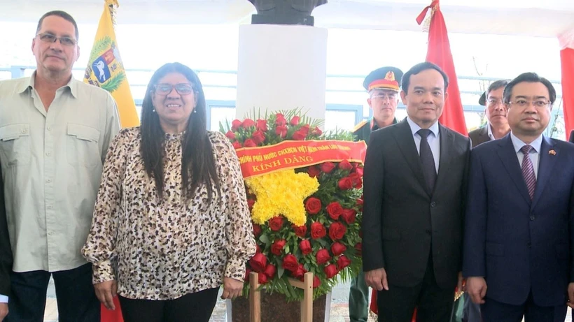 Phó Thủ tướng Trần Lưu Quang cùng Thứ trưởng Venezuela Ngoại giao phụ trách châu Á, Trung Đông và châu Đại Dương Tatiana Pugh Moreno và Đoàn đại biểu Việt Nam dâng hoa tưởng nhớ Chủ tịch Hồ Chí Minh tại Tượng đài Hồ Chí Minh trên Đại lộ Simón Bolívar ở Thủ đô Caracas. (Ảnh: Mai Phương/TTXVN)