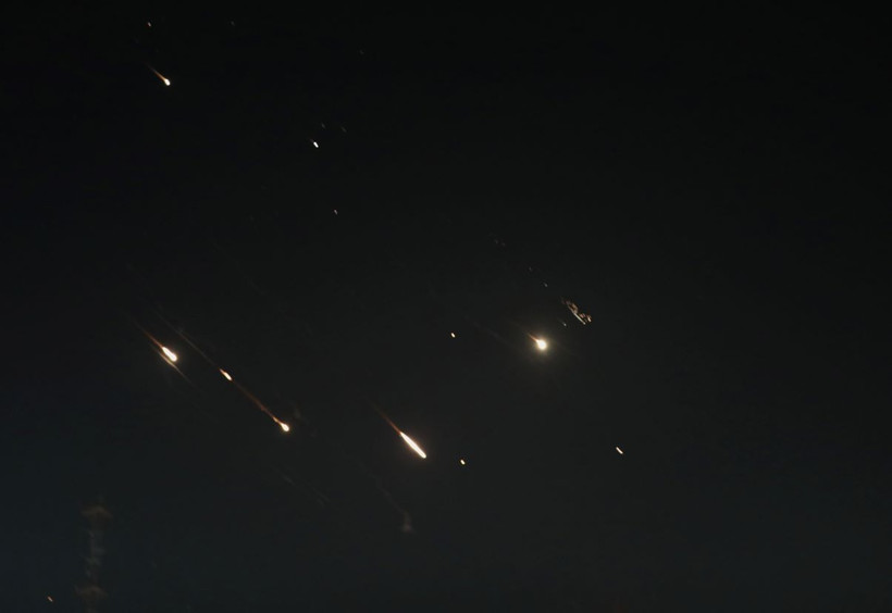 Hệ thống phòng không Israel tại Jerusalem đánh chặn vụ tấn công bằng tên lửa của Iran, ngày 14/4/2024. (Ảnh: THX/TTXVN)