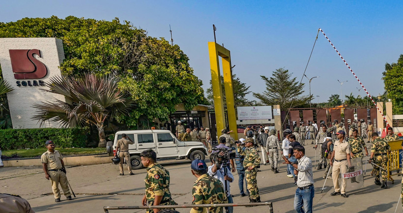 Cảnh sát được triển khai bên ngoài nhà máy sản xuất thuốc nổ ở Nagpur, bang Maharashtra, miền Trung Ấn Độ sau vụ nổ ngày 17/12/2023. (Ảnh: ANI/TTXVN)