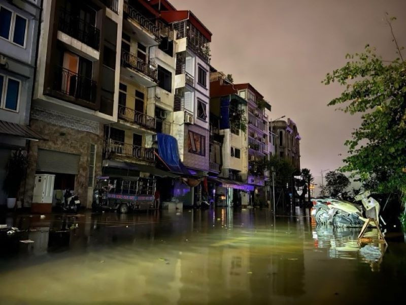 Phố Chương Dương Độ, phường Chương Dương, quận Hoàn Kiếm cắt điện từ tối 10/9. (Ảnh chụp 23h ngày 10/9). (Ảnh: Mạnh Hùng/TTXVN)