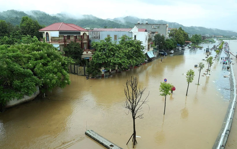 Đường Phạm Văn Xảo, phường Lào Cai, thành phố Lào Cai bị lũ tràn vào, ngập trong biển nước lúc 11g30 ngày 9/9. (Ảnh: Quốc Khánh/TTXVN)