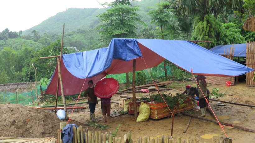 Người dân thôn làng Nủ lo hậu sự cho người thân tử nạn vì lũ dữ. (Ảnh: Hồng Ninh/TTXVN)