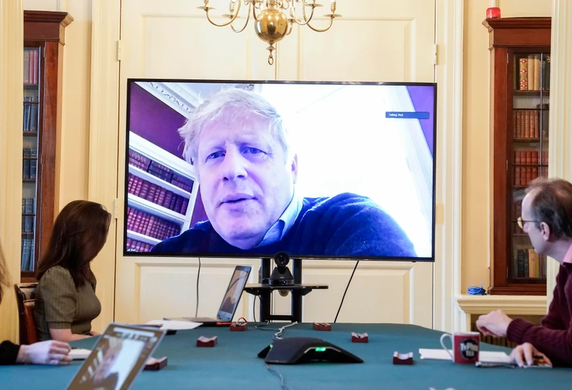 Hình ảnh Thủ tướng Anh Boris Johnson chủ trì một cuộc họp về dịch COVID-19. (Ảnh: THX/TTXVN)
