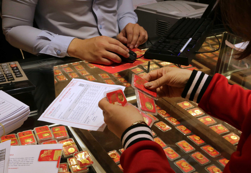 Khách mua bán vàng. (Ảnh: Trần Việt/TTXVN)