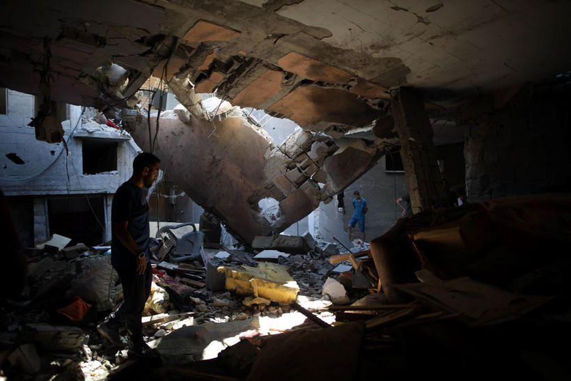 Ngôi nhà bị phá hủy tại trại tị nạn Nuseirat ở Dải Gaza, do xung đột Hamas-Israel. (Ảnh: THX/TTXVN)