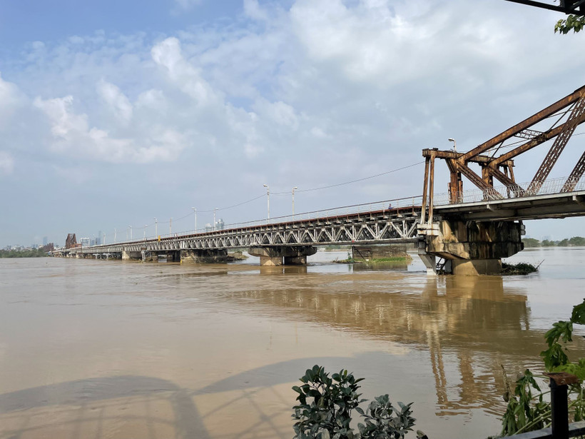 Nước sông Hồng đang rút (ảnh chụp 8h15, ngày 13/9/2024). (Ảnh: Minh Quyết/TTXVN)