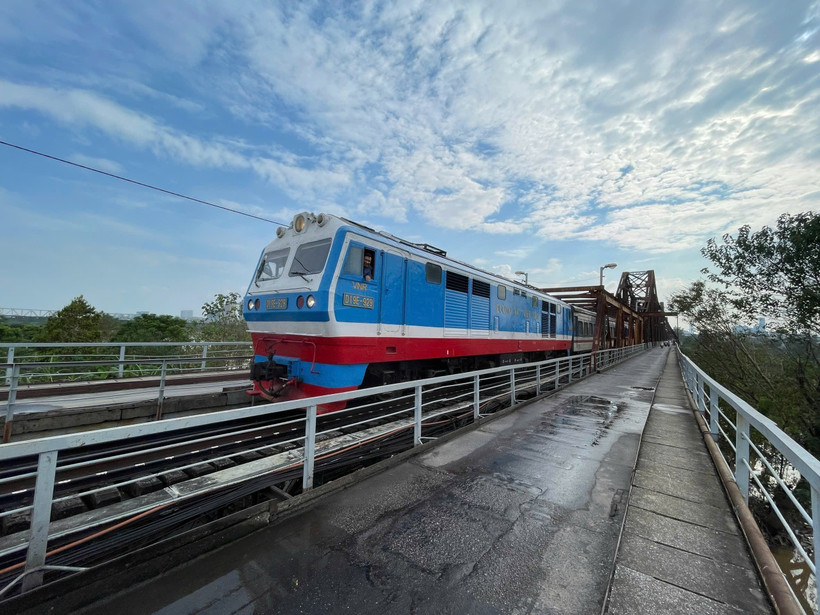 Tàu hỏa lưu thông qua cầu Long Biên chiều 13/9. (Ảnh: Quốc Khánh/TTXVN)