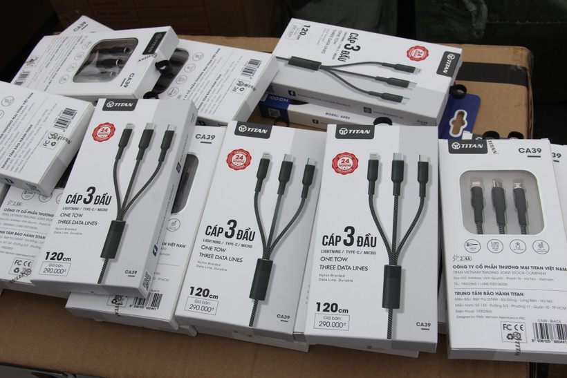 Dây sạc điện thoại di động thành phẩm nhập khẩu từ Trung Quốc nhưng ghi Made in Vietnam do Hải quan Hải Phòng phát hiện, bắt giữ tháng 7/2019. (Ảnh: Vietnam+)