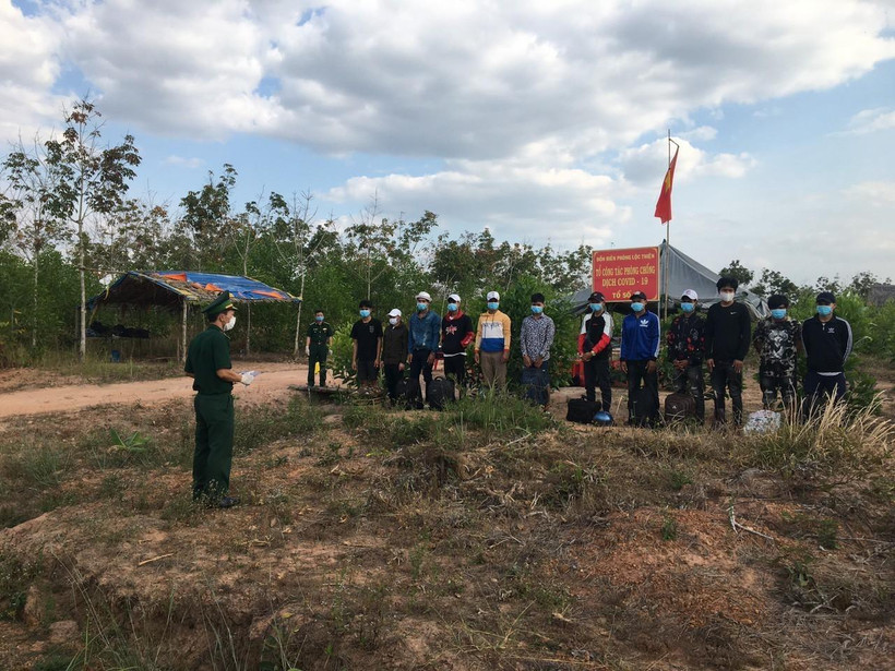 Các đối tượng bị phát hiện, bắt giữ trong lúc nhập cảnh trái phép tại Bình Phước. (Ảnh: Hồng Ánh/TTXVN phát)