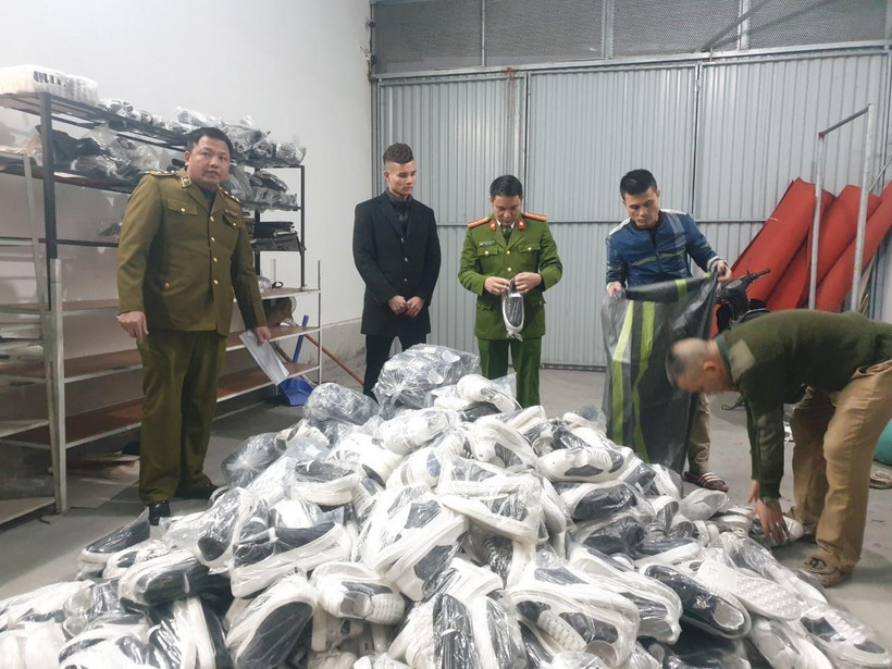 Lực lượng chức năng phát hiện thu giữ các sản phẩm quần áo, giầy dép lậu tại Hải Dương. (Ảnh: TTXVN phát)