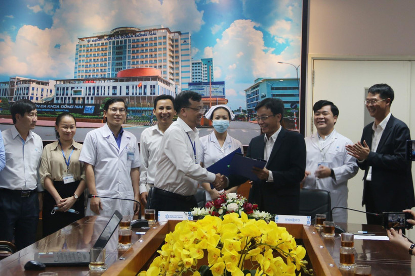 Lễ ký kết hợp tác triển khai đăng ký khám bệnh trực tuyến tại Bệnh viện đa khoa Đồng Nai. (Ảnh: Lê Xuân/TTXVN)