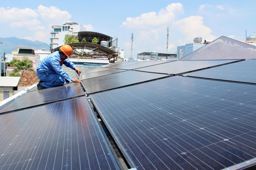 Lắp đặt tấm pin Mặt Trời trên mái nhà tại một hộ dân trên đường Mê Linh, thành phố Nha Trang. (Ảnh: Tiên Minh/TTXVN)