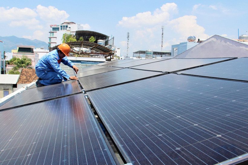 Lắp đặt tấm pin Mặt Trời trên mái nhà tại một hộ dân trên đường Mê Linh, thành phố Nha Trang. (Ảnh: Tiên Minh/TTXVN)