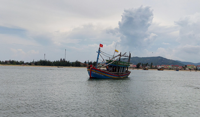 Lai dắt một tàu cá gặp nạn vào bờ an toàn. (Ảnh minh họa: Võ Dung -TTXVN)