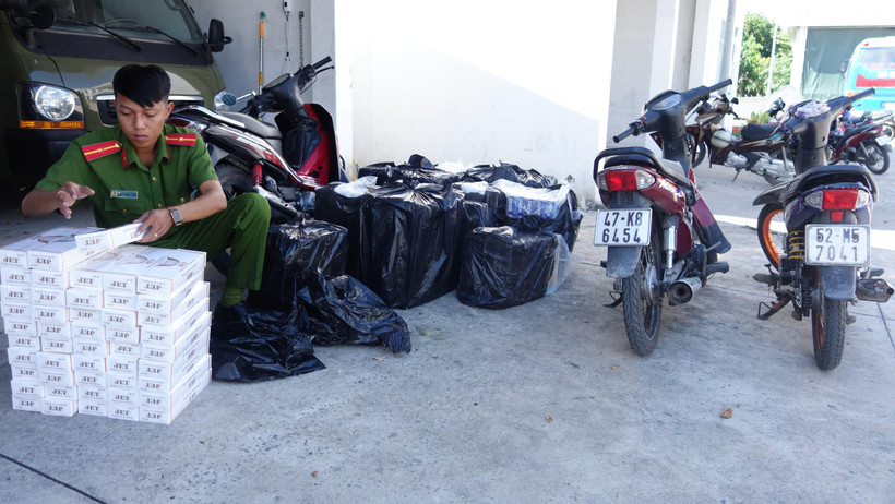 Lực lượng chức năng kiểm đếm số tang vật thu giữ. (Ảnh: Công Mạo/TTXVN)
