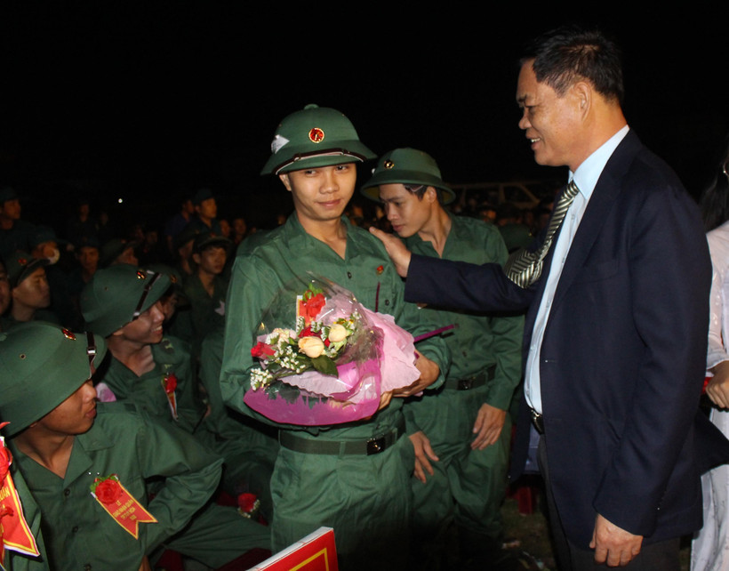 Bí thư Tỉnh ủy, Chủ tịch HĐND tỉnh Phú Yên Huỳnh Tấn Việt động viên thanh niên lên đường nhập ngũ. (Ảnh: Xuân Triệu/TTXVN)