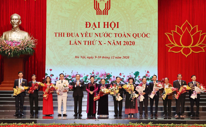 Chủ tịch Quốc hội Nguyễn Thị Kim Ngân tặng hoa các điển hình biểu trong phong trào thi đua toàn quốc tại Đại hội. Kỹ sư Hồ Quang Cua (thứ 2 từ bên phải). Ảnh: Trọng Đức - TTXVN