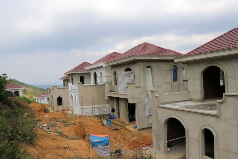 Các công trình trái phép xây dựng theo kiểu nhà biệt thự liền kề trên đỉnh núi. (Ảnh: Quốc Hùng/TTXVN)