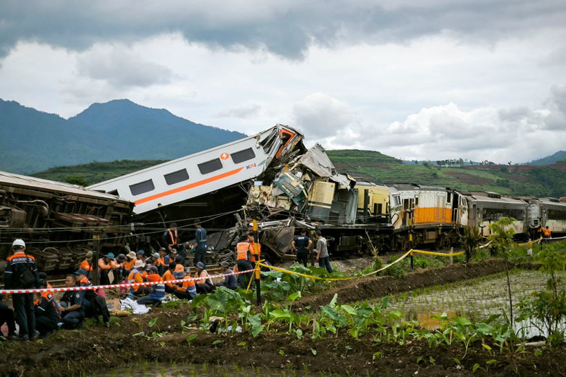 Hiện trường vụ tai nạn tàu hỏa tại Cicalengka, Tây Java, Indonesia, ngày 5/1/2024. (Ảnh: AFP/TTXVN)