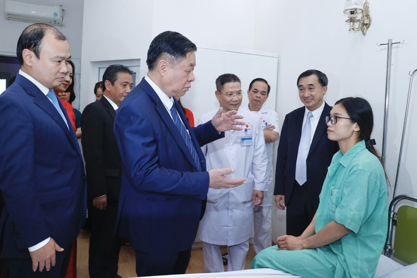 Trưởng Ban Tuyên giáo Trung ương Nguyễn Trọng Nghĩa thăm hỏi, tặng quà cho bệnh nhân đang điều trị tại Bệnh viện Thể thao Việt Nam. (Ảnh: Minh Quyết/TTXVN)