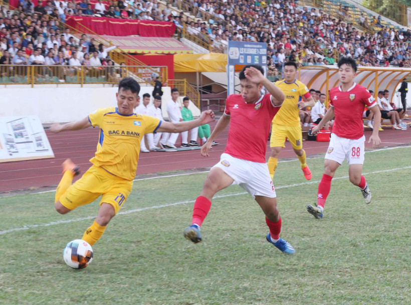 Sông Lam Nghệ An (áo vàng) chia điểm với Hồng Lĩnh Hà Tĩnh. (Ảnh: Nguyễn Oanh/TTXVN)