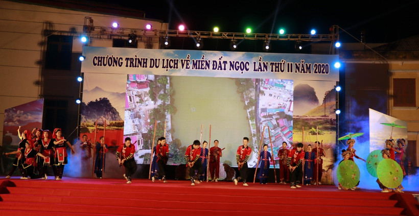 Hơn 100 nghệ nhân, diễn viên quần chúng các dân tộc huyện Lục Yên biểu diễn chương trình nghệ thuật đặc sắc với chủ đề “Đất Ngọc sắc màu hội tụ”. (Ảnh: Tuấn Anh - TTXVN)