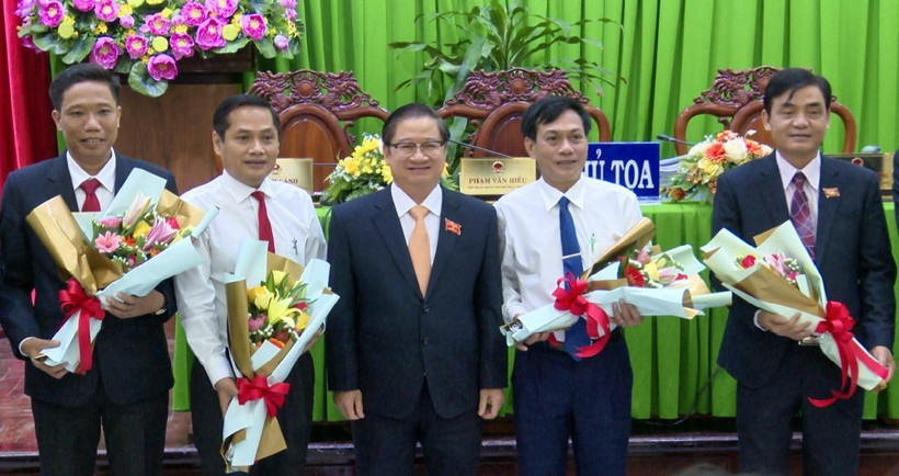 Chủ tịch UBND thành phố Cần Thơ Trần Việt Trường (giữa) chúc mừng các ông Nguyễn Xuân Hải, Nguyễn Ngọc Hè, Nguyễn Văn Hồng, Nguyễn Thực Hiện (từ phải qua) được bầu giữ các chức danh Phó Chủ tịch HĐND, Phó Chủ tịch UBND thành phố. (Ảnh: Thanh Liêm/TTXVN)