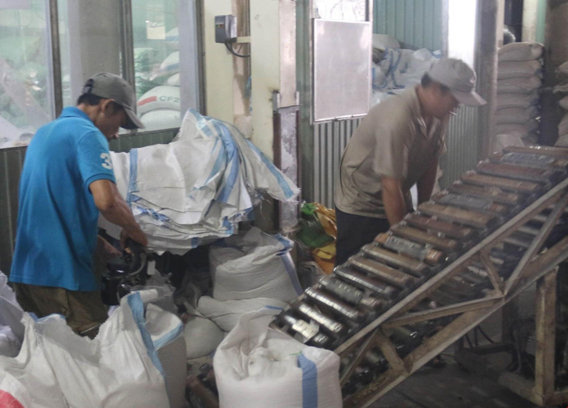 Đóng gói gạo. (Ảnh: Minh Trí/TTXVN)