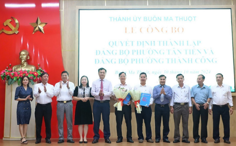 Thành ủy Buôn Ma Thuột công bố Quyết định của Ban Thường vụ Thành ủy về việc thành lập Đảng bộ phường Thành Công và Đảng bộ phường Tân Tiến sau khi sắp xếp lại đơn vị hành chính cấp xã. (Ảnh: TTXVN phát)