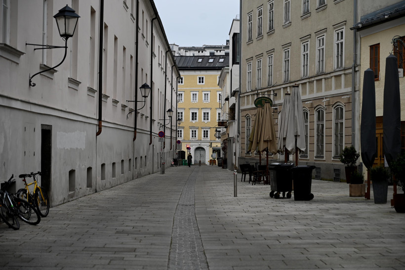 Cảnh vắng vẻ tại một tuyến phố ở Salzburg, Áo trong bối cảnh các biện pháp hạn chế được áp dụng nhằm ngăn chặn sự lây lan của dịch COVID-19, ngày 4/1/2021. (Ảnh: AFP/TTXVN)
