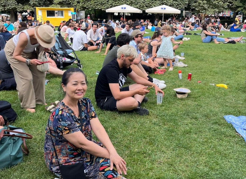 Du khách tập trung trên bãi cỏ theo dõi các trận đấu qua màn hình. (Nguồn: Vietnam+)