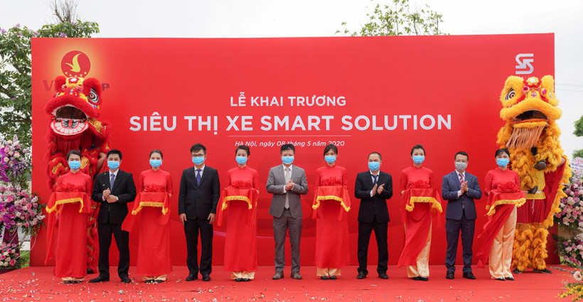 Siêu thị xe Smart Solution đầu tiên đã khai trương tại đại đô thị Vinhomes Ocean Park, là nơi tiếp nhận, mua bán xe cũ và hỗ trợ khách hàng chuyển sang xe VinFast. (Nguồn: Vietnam+)