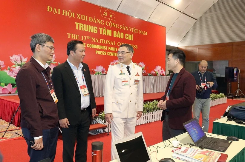 Thiếu tướng Tô Ân Xô kiểm tra khu vực tác nghiệp của phóng viên các cơ quan thông tấn, báo chí tại Trung tâm Báo chí Đại hội XIII của Đảng. (Ảnh: TTXVN)