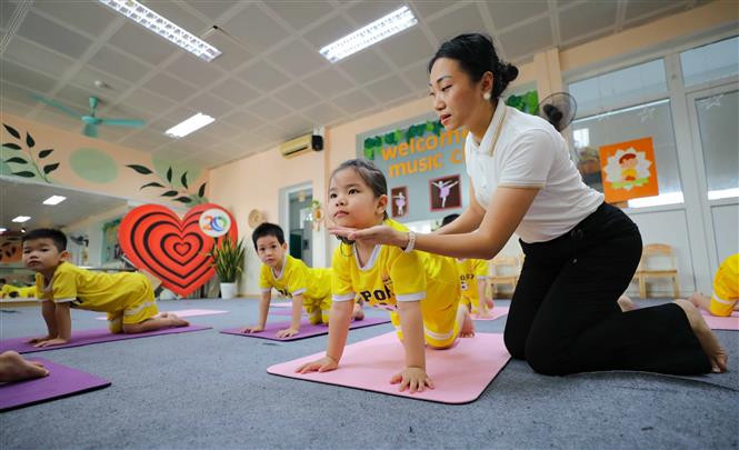 Với kinh nghiệm đứng lớp của mình trong nhiều năm, đặc biệt là khoảng thời gian sau đại dịch COVID-19, số lượng trẻ tăng động giảm chú ý và thiếu tập trung tăng mạnh, cô giáo Trần Lan Phương đã trăn trở với câu hỏi làm thế nào để giúp những đứa trẻ ấy tập trung hơn, kiểm soát bản thân tốt hơn. (Ảnh: Thanh Tùng/TTXVN)