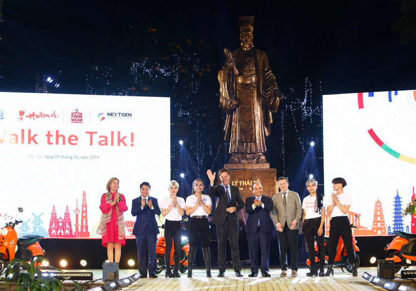 Thủ tướng Nguyễn Xuân Phúc và Thủ tướng Hà Lan Mark Rutte chụp ảnh chung với các nghệ sĩ biểu diễn tại buổi trình diễn thời trang bền vững 'Walk the Talk'. (Ảnh: Lâm Khánh/TTXVN)