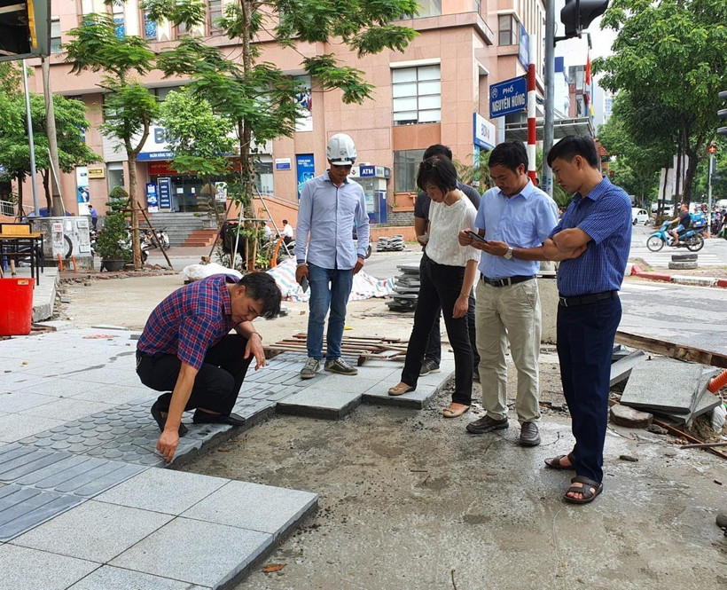 Trước mắt, đoàn tập trung kiểm tra ở 4 bố quận nội thành gồm Hoàn Kiếm, Hai Bà Trưng, Đống Đa và Ba Đình. (Ảnh TTXVN phát)